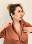 Camicia raso con drappeggio sullo scollo